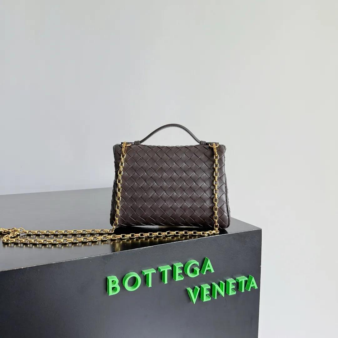 Batch 1480 BOTTEGA VENETA2025 new women's small Soft Vanity cosmetic bag, using the classic Intrecciato weaving technique, inheriting the classics, the ring buckle design 😎 The light metal chain gives you a high-end sense of matching, the chain is removable, and it can be used as a handbag ~ An elegant small bag that is perfect for participating in events. The overall body of the bag is as soft as marshmallow and can be easily kneaded, showing the strong toughness and high-end feel of the leather. The touch of sheepskin is so amazing. It is so healing when pinched! I have absolutely no resistance to small bags! ! ! Style number: 843800 Color: black brown Size: 19*14*3cm